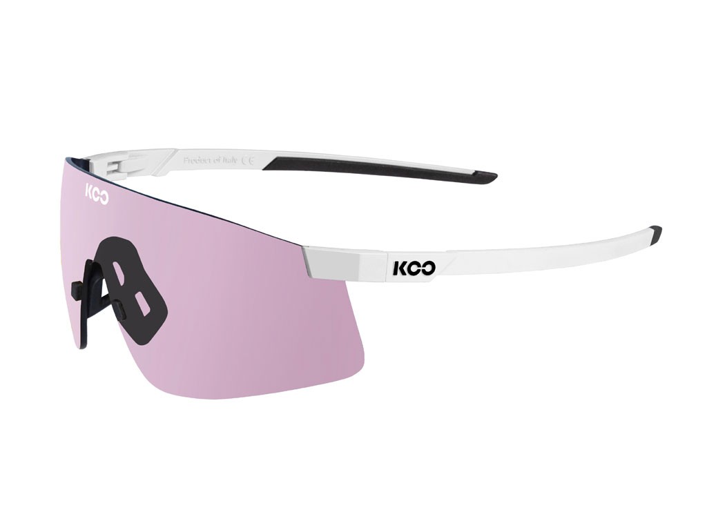 KOO Eyewear. Occhiali, modello NOVA. Aste estremamente sottili e flessibili e i terminali in gomma morbida e aderente permettono all’occhiale di mantenere la posizione anche per diverse ore. Il nasello in gomma presenta fori di ventilazione grazie ai quali risulta più leggero, creando meno problemi di sudorazione e risultando più traspirante. La lente è stata sottoposta al trattamento con tecnologia idrofobica e antigraffio, che permette il rapido scorrimento delle particelle d’acqua, ideale quando si viene sorpresi dalla pioggia. Oltre alle cinque versioni con lente specchiata Multilayer Uniforme di categoria 2 e 3, la variante con lente Pink Photochromic, (nell’immagine) è ideale per adattarsi a diverse condizioni di luminosità, passando dalla categoria 1 alla 3 in tempi estremamente rapidi. Nella variante White/Photochromic Pink il costo è di euro 210,00.