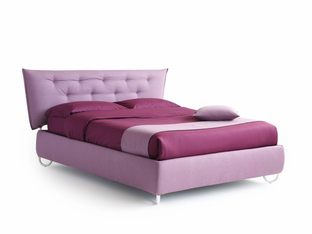 Noctis. Letto HUG - modello 04 Cross H27 - proposto nella versione matrimoniale con rete/materasso da 160x200 cm, rivestimento in tessuto Nordwool cat. A e sistema contenitore Folding Box®. Piede Hug bianco, h 11 cm. La testata, con cuciture a croce sul frontale, è realizzata in schiumati super soft. Ingombro letto: 210x217xH113 cm. Prezzo al pubblico: euro 2.785,00.