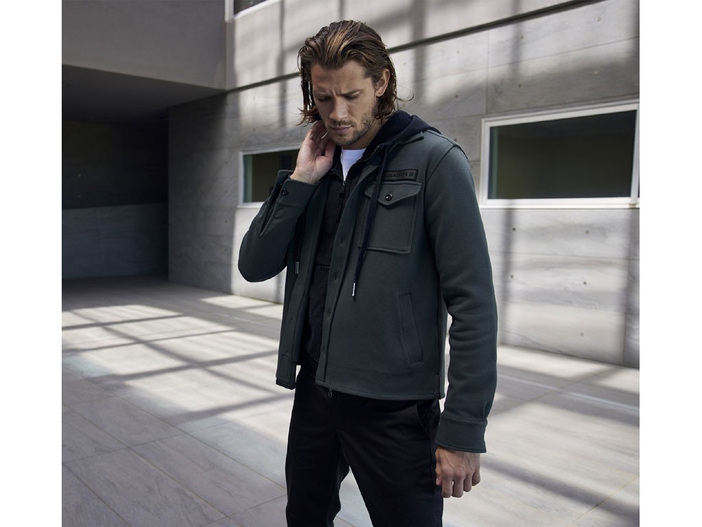 Aeronautica Militare. Giacca/Camicia, con pratiche tasche, realizzata in morbido cotone con lavorazione interlock. Taglio dritto, manica lunga con polsino e bottone e collo a camicia. Prezzo: euro 189,00.