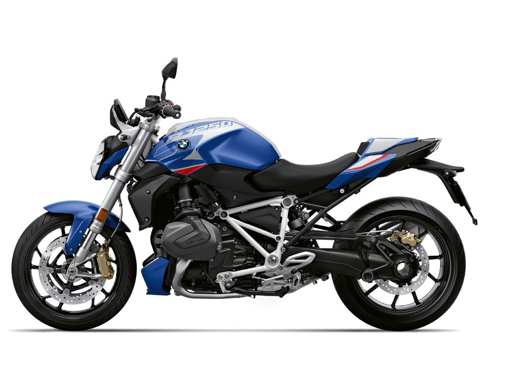 BMW Motorrad. Nuova BMW R 1250 R. Motore boxer con tecnologia BMW ShiftCam per variare la fasatura e la alzata delle valvole sul lato di aspirazione. Generosa produzione di potenza nell'intera gamma di regimi, ottimizzazione dei consumi e delle emissioni, maggiore fluidità e raffinatezza di marcia. Potenza e coppia: 100 kW (136 CV) a 7.250 giri/min e 143 Nm a 6.250 giri/min.. Controllo dinamico della trazione (DTC) di serie BMW Motorrad ABS Pro (parzialmente integrale) di serie. Controllo dinamico della frenata (DBC) di serie. Tre modalità di guida di serie. Modalità di guida