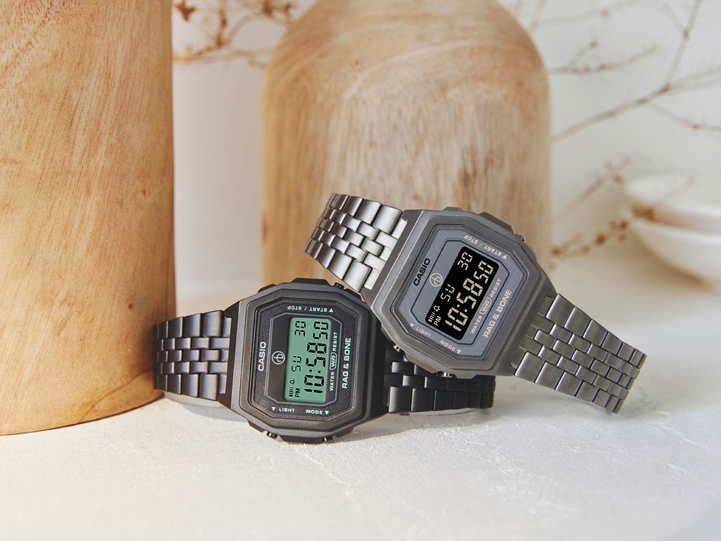 Casio Vintage e rag & bone. Modello A1000RCG-8G in acciaio inossidabile. Cronometro da centesimi di secondo. Capacità di misurazione: 59'59,99''. Modalità di misurazione: tempo trascorso, tempo parziale, tempi del 1° e 2° posto. Promemoria sonoro giornaliero. Segnale orario. Retroilluminazione LED (Super Illuminator). Calendario automatico (28 giorni per febbraio). Precisione: ±30 secondi al mese. Formato 12/24 ore. Indicazione dell'ora regolare: ora, minuto, secondo, pm, data, giorno del mese. Dimensioni della cassa: A 39,6xL38xP 7,3 mm. Peso: 99 gr. In vendita online e presso G-Shock Store in Corso Como 9 a Milano. Prezzo: euro 249,00.