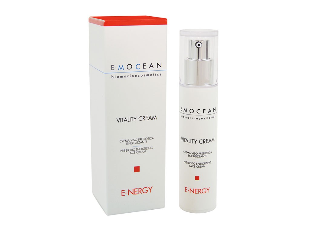 Emocean. Vitality Cream Energizzante. Linea E-Energy. Crema viso a rapido assorbimento che protegge la pelle dalle radiazioni elettromagnetiche, nutre la pelle, combatte i segni dell’invecchiamento e fornisce un potente complesso di minerali e alghe che donano energia alle cellule. E-nergy offre alla pelle un alleato indispensabile per affrontare l’inquinamento digitale, grazie alla Withania Somnifera, la quale fornisce un filtro naturale alle radiazioni luminose negative tipiche dei device elettronici. Confezione da 50ml. Prezzo: euro 55,00.