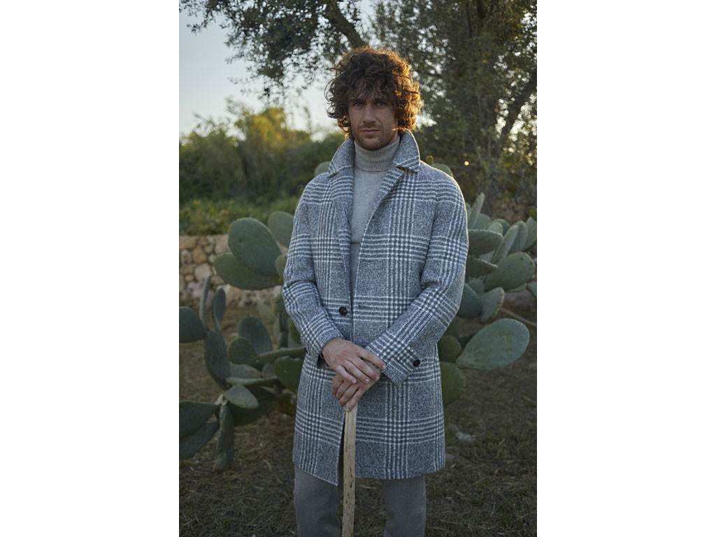 Latorre. Cappotto sfoderato con manica raglan e tasche oblique. Realizzato con tessuto a quadri in baby alpaca e lana. Prezzo: euro 1.190,00.