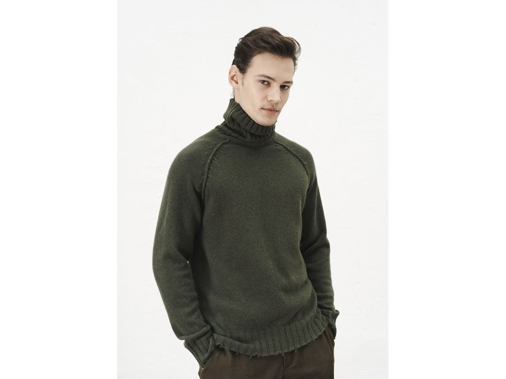 Malo Cachmere. Maglia con collo alto e i “bordi rotti”in cashmere rigenerato e lana. Manica raglan. Prezzo: euro 730,00.