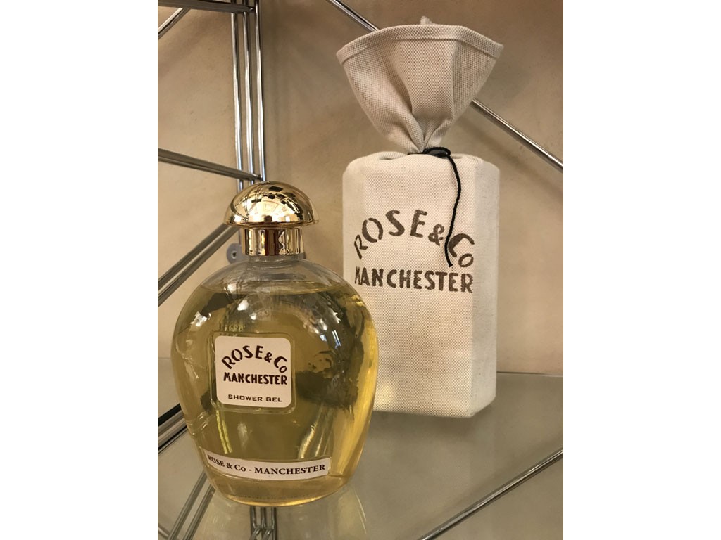 Rose & Co. Manchester. Piramide olfattiva. Note di testa: accordo aromatico, essenza di elemi. Note di cuore: patchouly, legno di cedro, accordo speziato. Note di fondo: oud, vetiver, legno di sandalo, musk. Distribuito in Italia da Officina Parfum.