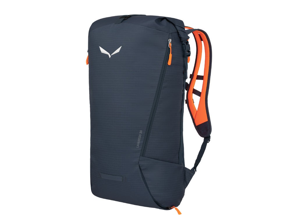 Salewa. Lavaredo 30. Zaino roll-top da 30 litri con un sistema di trasporto Dry Back Contact per l’arrampicata, l’escursionismo, i viaggi e gli spostamenti quotidiani. Dimensioni: 53x30x13 cm. Dimensioni scomparto laptop: 46x27 cm. Peso: 920 gr. Prezzo: euro 120,00.