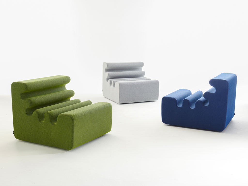 Zanotta. Karelia, design Liisi Beckmann, 1966-2022. Poltrona in poliuretano espanso Samba, nuovo rivestimento cangiante a trama diagonale, un tessuto bioelastico - 98% Poliestere Riciclato, 2% Lycra® - che calza perfettamente il volume della seduta, seguendo molto bene la deformazione e il ritorno in forma dell’oggetto. Dimensioni della poltrona: 74x80x35x60 cm.