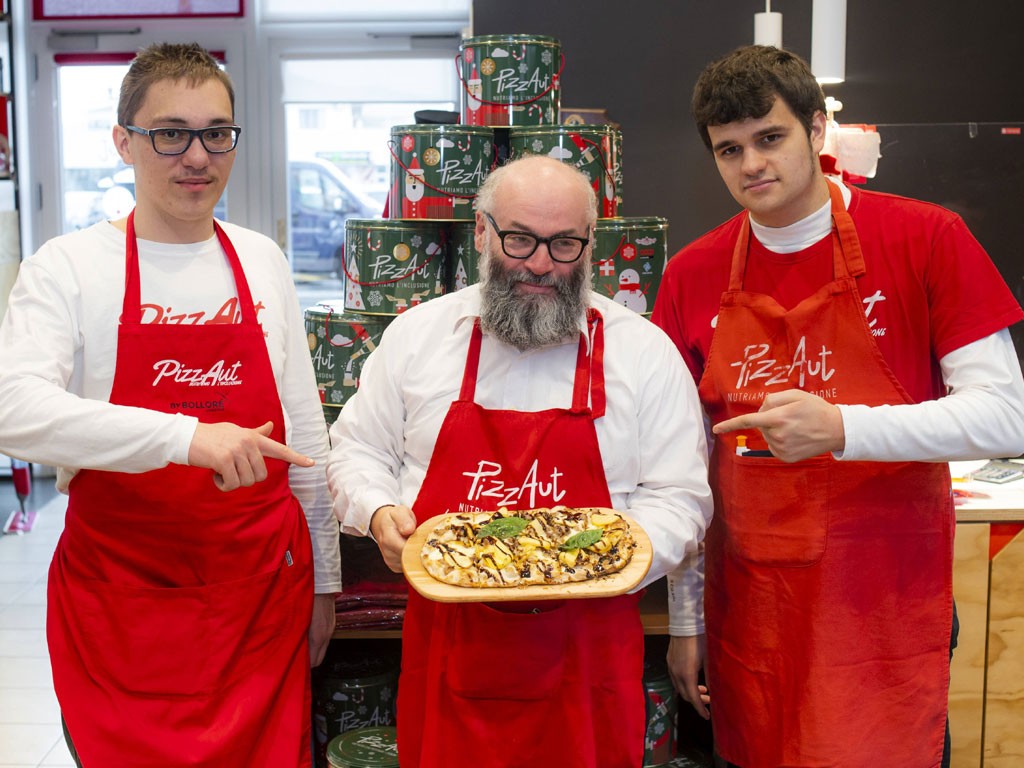 Bosch Italia e PizzAut Onlus. Per tutto il mese di dicembre e fino a fine gennaio da PizzAut (Via Don Verderio 1 Cassina De’ Pecchi – Milano). Pranzo: ore 12.00 – 14.00 da lunedì a domenica, escluso sabato. Cena: ore 19.00 – 22.00 da mercoledì a domenica. Prezzo Pizza #LikeABosch: euro 13,00. Gli ingredienti della Pizza #LikeABosch: fior di latte, salsiccia, chips di patate, scaglie di grana, basilico e una goccia di glassa di aceto balsamico. Il formato della pasta è rettangolare e farcito con topping particolari, ognuno dei quali evocativo dei vari soggetti uniti in questo progetto, dalla salsiccia monzese fino alle chips di patate che fanno subito Germania.