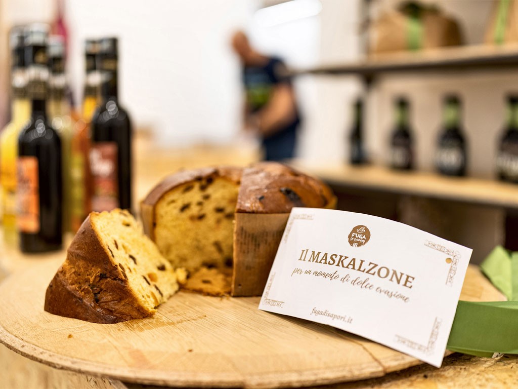 Cooperativa Sociale Idee in Fuga. Idee in Fuga. Panettone di pasticceria Il Maskalzone con canditi de l’Arcolaio S.c.S. lavorati nel Carcere di Siracusa. Prezzo: euro 18,00.