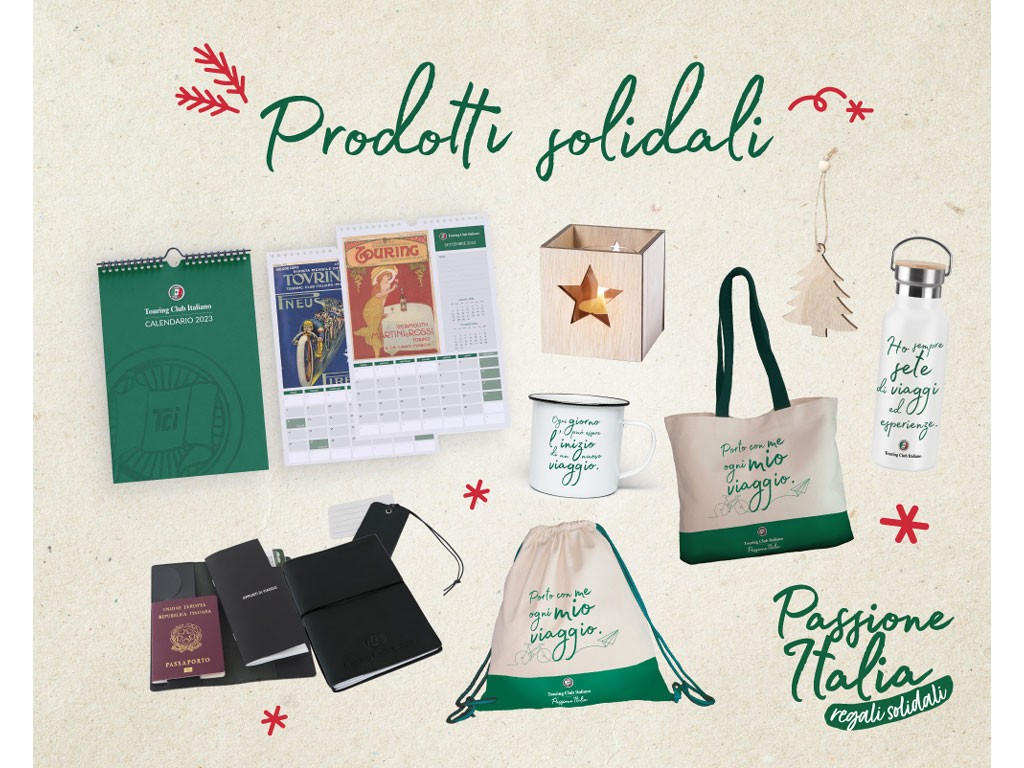 Touring Club Italiano. I regali solidali per sostenere i progetti dell’Associazione: Calendario Touring 2023, Kit regalo Amici dell’Ambiente, Kit regalo Atmosfera di Natale, Kit Regalo del Viaggiatore, Tazza Vintage, Borraccia Termica, Candela Profumata, Decorazioni Natalizie, Zainetto Solidale in cotone, Borsa Solidale in cotone, Set Viaggio Solidale in cuoio rigenerato, Taccuino Solidale in cuoio rigenerato, Tessera Associativa Socio Sostenitore. A voi la scelta!