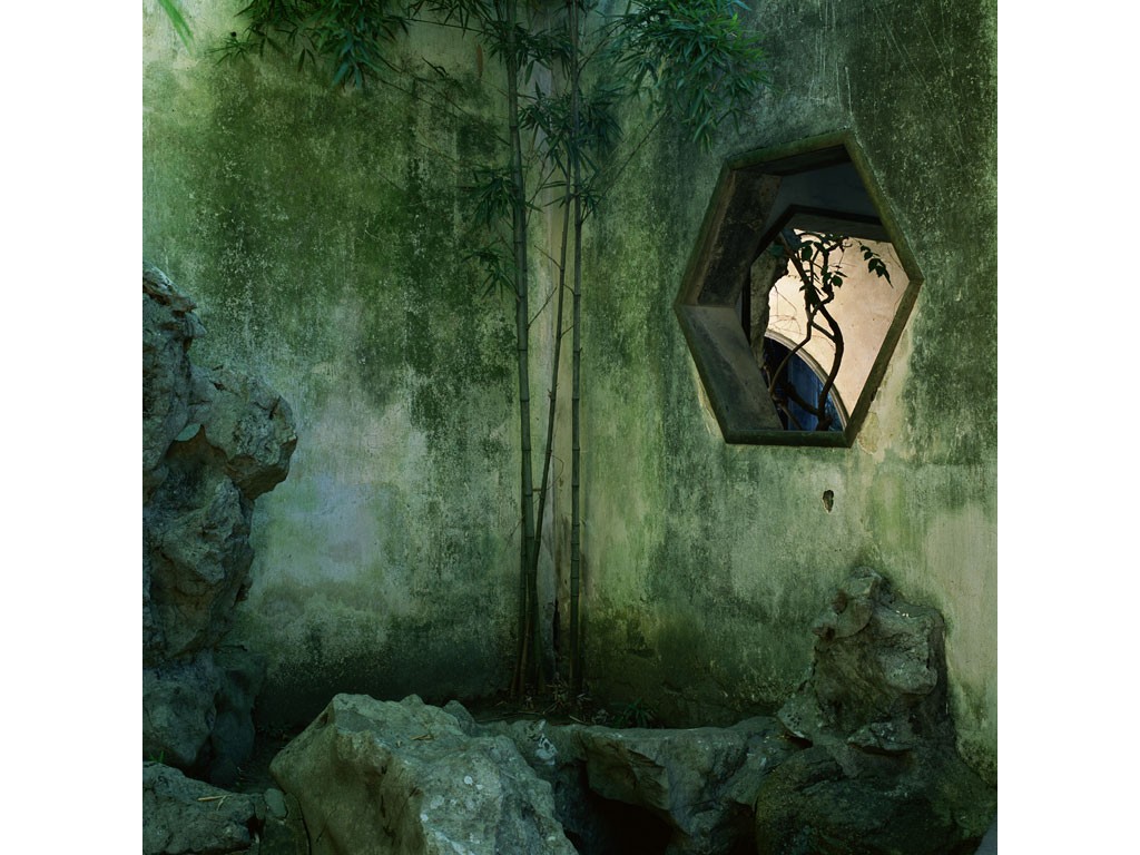 Salone del Mobile.Milano 2023. Un’immagine della mostra: “Hélène Binet. Natura, tempo e architettura”. Massimo Curzi curerà e allestirà la personale di Hélène Binet, una delle autrici più significative della fotografia contemporanea, mostrando, attraverso una selezione originale di immagini, come il suo lavoro indaghi la relazione tra luce naturale e architettura.