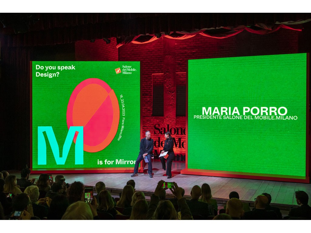 Salone del Mobile.Milano 2023. Sul palco del Teatro Franco Parenti, dj Linus ha condotto la conferenza stampa di presentazione della 61a edizione della manifestazione. Le radio del gruppo GEDI - Radio Deejay, Radio Capital e M2o - di cui Linus è direttore editoriale, saranno partner dell’evento. A destra la presidente del Salone del Mobile.Milano Maria Porro.