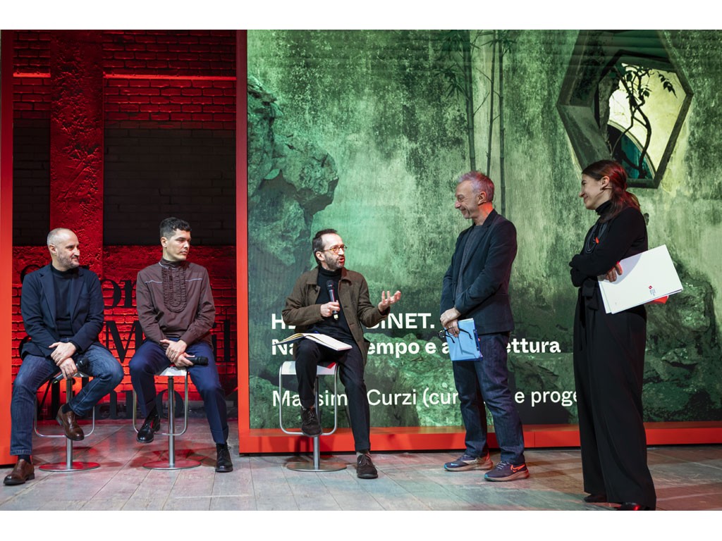Salone del Mobile.Milano 2023. Sul palco del Teatro Franco Parenti da sinistra: Juri Franzosi, direttore generale dello studio Lombardini22 incaricato di ripensare il layout espositivo di Euroluce; Simone Farresin dello studio Formafantasma progettista (insieme ad Andrea Trimarchi) degli allestimenti delle “Costellazioni”, dell’arena “Aurore” e della libreria di Corraini Edizioni; Beppe Finessi, docente e critico di design, curatore del palinsesto culturale del Salone.