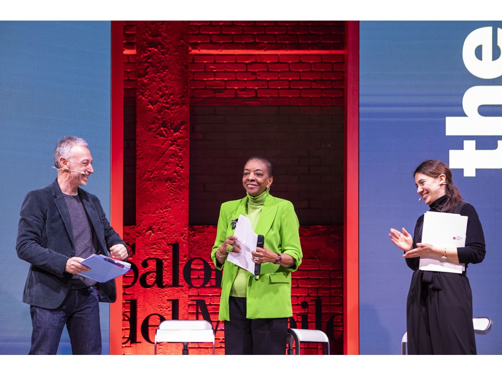 Salone del Mobile.Milano 2023. Sul palco del Teatro Franco Parenti, al centro, Marva Griffin, curatrice dal 1998 del SaloneSatellite. La 24a edizione, con 550 espositori under 35 provenienti da 34 Paesi, sarà ospitata nei padiglioni di Euroluce 13 e 15.