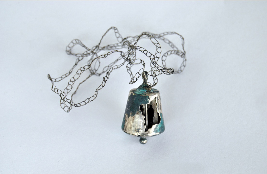 Chiara Lucato, Il cantastorie, collana con pendente, argento niello ossidazioni acciaio, 2015