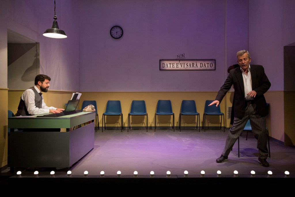 uomo solo in fila teatro franco parenti 2018