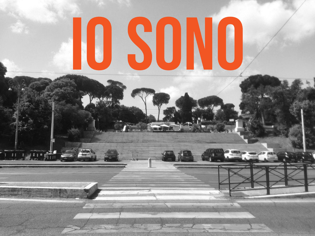 Io sono la performance di Portico d'Ottavia alla Scalea Bruno Zevi a Roma