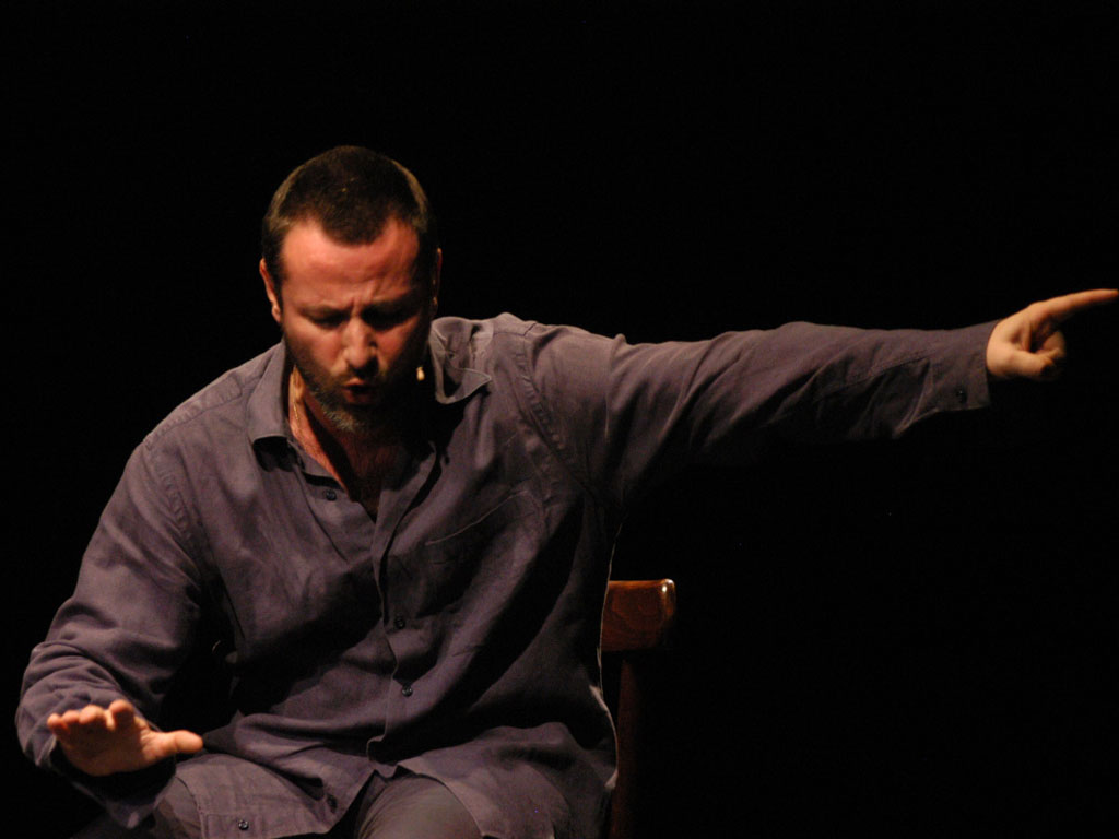 Davide Enia in scena con maggio '43 al Piccolo Teatro Grassi