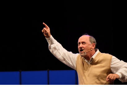 D.E.O. ex macchina di e con Antonio Cornacchione al Teatro Franco Parenti