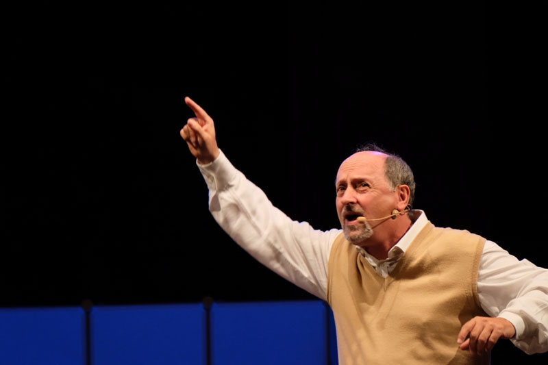 D.E.O. ex macchina di e con Antonio Cornacchione al Teatro Franco Parenti