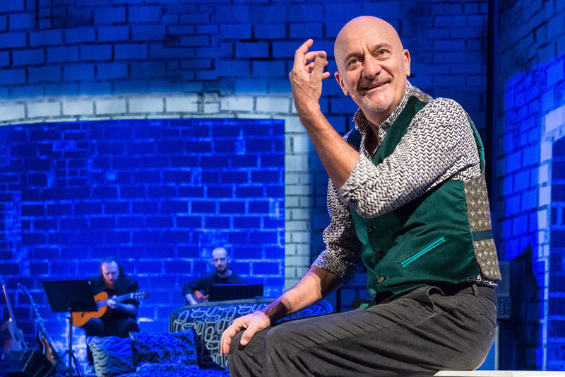 La mia vita raccontata male con Claudio Bisio al Piccolo Teatro Strehler di Milano