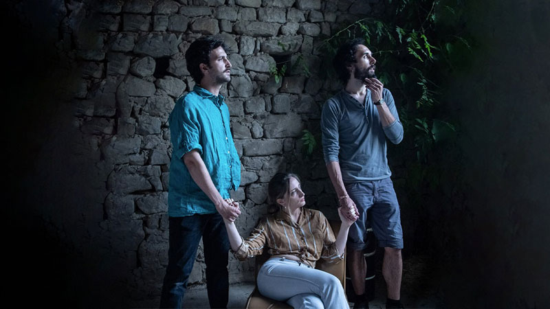 Surrealismo capitalista in scena al Teatro Franco Parenti a Milano