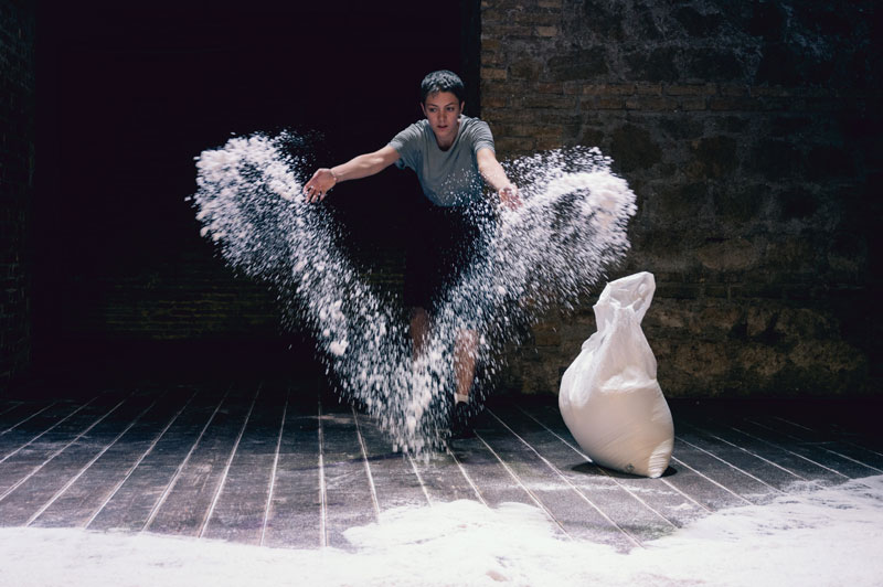 Elogio della vita a rovescio. Triennale Milano Teatro. Stagione 2023/2024