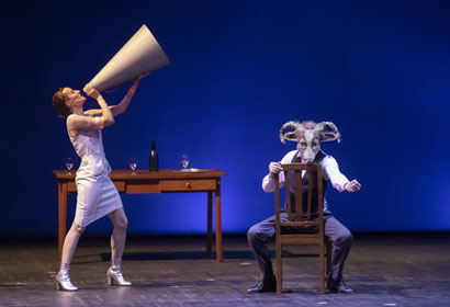 Il defunto odiava i pettegolezzi Teatro Elfo Puccini Milano Stagione 2022/2023
