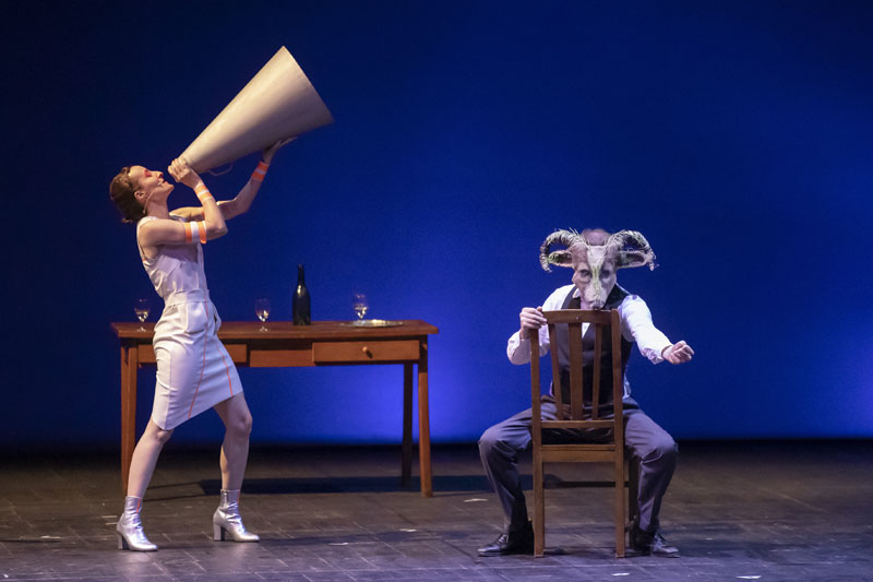 Il defunto odiava i pettegolezzi Teatro Elfo Puccini Milano Stagione 2022/2023