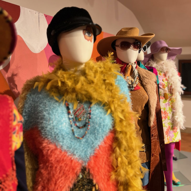 La mostra-performance The Sweet Sixties. Narrazioni di Moda al Museo Nazionale di Castel Sant’Angelo a Roma