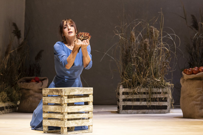 Ambra Angiolini in Oliva Denaro. (© Laila Pozzo) Teatro Franco Parenti Milano Stagione 2024/2025