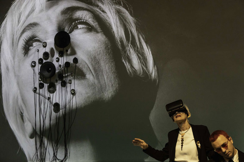 La collezionista. Recensione. Teatro Elfo Milano. Stagione 2024/2025