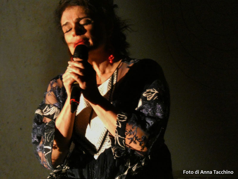 L'amore scoppiò dappertutto. Recensione. Teatro Menotti Milano. Stagione 2024/2025