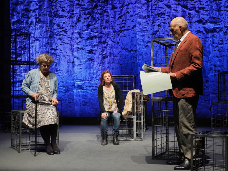 Le gratitudini. Nell'immagine di scena Lucia Vasini, Valentina Bartolo e Paolo Triestino. (© Stefano Scanferla) Teatro Franco Parenti Milano Stagione 2024/2025