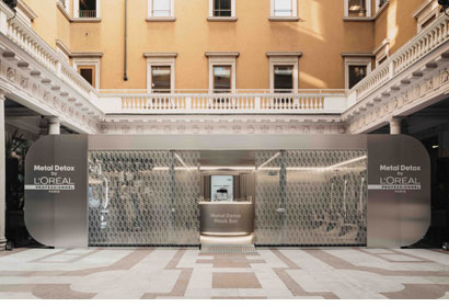Metal Detox Maschera prodotto star della gamma formulato con Glicoammina, molecola in grado di neutralizzare le particelle di metallo presenti all’interno della fibra capillare, responsabili della rottura dei capelli e di un colore spento.  L'efficacia della Metal Detox Maschera è facilmente replicabile anche a casa. Applicata sui capelli lavati e lasciata agire per pochi minuti, la maschera sprigiona tutta la sua potenza. Una volta emulsionata e risciacquata, la fibra appare visibilmente trasformata. Per un risultato d'eccellenza, la Maschera Metal Detox agisce come secondo step fondamentale della routine, potenziando l'azione dello shampoo della stessa linea. I reali benefici? -97% di rottura del capello*; 100 ore di idratazione intensa*; fino al +96% di morbidezza *; +60% di nutrimento *  (*Test strumentale con la maschera Metal Detox)