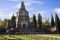 Crespi d'Adda. Il cimitero. Il cimitero ha una forma planimetrica rettangolare. L’entrata si trova a metà del lato maggiore, proprio di fronte ad un maestoso monumento funebre di forma piramidale, che ricorda in una forma rivisitata in senso industriale gli ziqqurat centro americani. Nei prati centrali del camposanto sono ordinatamente disposti i piccoli cippi, tutti rigorosamente uguali, a perenne memoria di coloro che vennero sepolti a spese dell’azienda. Le prime file sono spesso occupate da bambini.
