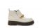 Carmens. Questo modello si chiama “Bowie Chain”, un innovativo mocassino con una suola chunky comoda e spessa e dettaglio chian dorato. Perfetto per le passeggiate invernali più fredde.