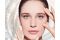 Maria Galland Paris. Trattamento Viso Rivitalizzante Pietra di Luna. Le fasi del trattamento: benvenuto e diagnosi (7 minuti); rimozione del trucco e detersione (18 min.): 65A Lozione struccante occhi + 61 Latte detergente delicato + 66 Esfoliante delicato + 64 Lozione morbida e setosa; m0assaggio rilassante (15 min.): 33 Ultimate Pro Active Enhancer + ULTIM'BOOST adatto alle esigenze temporanee della pelle + una crema adatta alle esigenze della pelle per effettuare il massaggio; trattamento intensivo della pelle (25 min.): trattamento del contorno occhi adatto alle esigenze della pelle + Maschera rivitalizzante alla pietra di luna + 64 Lozione morbida e setosa; trattamento finale (3 min.): trattamento del contorno occhi + un ULTIM'BOOST + un siero + una crema adatta ai bisogni della pelle. Opzionale: 97 CELL'DEFENSE Daily Anti Pollution Veil SPF 30 o SPF50; Rituale domiciliare consigliato (7 min.). Durata: 75 minuti. Prezzo: euro 95,00.