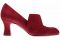 Chie Mihara. La décolleté di ispirazione retrò in suede rosso, con tacco rivestito, è moderna e grintosa e vi trasporterà in un battito di ciglia su l'Avenue des Champs-Élysées.