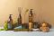 Compagnie de Provence distribuito in Italia da Officina Parfum. Linea Apothicare. Nell’immagine da sinistra. Sapone Liquido di Marsiglia, alla Menta e Basilico. Tris di olî botanici della Provenza. Fragranza creata a Grasse. 96% di ingredienti di derivazione naturale. Bottiglia in vetro riciclabile. Crema Mani Tonificante alla Menta e Basilico. Tris di olî botanici della Provenza. Fragranza creata a Grasse. 95% di ingredienti di derivazione naturale. Tubo realizzato con il 50% di plastica riciclata. Diffusore di Fragranza Rigenerante, altamente concentrato. Fragranza creata a Grasse. Sapone Liquido di Marsiglia, all’Anice stellato e Lavanda. Tris di olî botanici della Provenza. Fragranza creata a Grasse. 96% di ingredienti di derivazione naturale. Bottiglia in vetro riciclabile. Crema Mani Tonificante all’Anice stellato e Lavanda. Tris di olî botanici della Provenza. Fragranza creata a Grasse. 95% di ingredienti di derivazione naturale. Tubo realizzato con il 50% di plastica riciclata. Candela Profumata all’Anice stellato e Lavanda realizzata con cera 100% vegetale, prodotta artigianalmente in Provenza, mentre lo stoppino è in puro cotone. Barattolo in vetro riciclabile e scatola certificata FSC. Crema Corpo Rilassante all’Anice stellato e Lavanda. Tris di olî botanici della Provenza. Fragranza creata a Grasse. 97% di ingredienti di derivazione naturale.