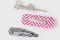 Barbie® per Calliope. Pack tre fermagli per capelli. Barbie e marchi associati e abbigliamento commerciale sono di proprietà e utilizzati su licenza Mattel®. Prezzo: euro 7,99 (scontato del 50% su calliope.style.it).