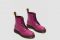 Dr Martens. Modello 1460 Fuchsia Smooth. Tomaia: 100% Pelle. Rivestimento: 75% Tessuto / 25% PU. Suola: 100% PVC. Prezzo: euro 189,00.