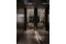 Casa Elisa Maino. A sinistra dell’ingresso un corridoio di specchi e una scia LED a pavimento, conducono al bagno degli ospiti e alla “night area” composta da: postazione beauty con specchio e poltroncina, locale guardaroba, camera da letto con vasca annessa e bagno attiguo. Foto Simone Furiosi.