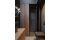 Casa Elisa Maino. L'ala privata dell'appartamento comprende un bagno spazioso con doccia, dove il legno chiaro riscalda e alleggerisce la serietà del rivestimento scuro, della resina grigia e dei sanitari antracite. Rivestimenti, collezione “Boost”, Tarmac, Atlas Concorde. Rubinetteria linea “Joy”, magnetic grey, sanitari linea “Tesi” nero opaco, lavabo “Ipalyss” nero opaco, tutto Ideal Standard. Foto Simone Furiosi.