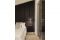 Casa Elisa Maino. Attiguo al letto, separato da porte scorrevoli in vetro, il bagno personale. Foto Simone Furiosi.