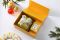 Cova per Acqua di Parma. La candela Panettone è decorata con i motivi fiorentini, arte secolare tramandata da generazioni dai maestri cartai. La fiamma della candela sprigiona sentori di vaniglia, canditi e Frutti d’Oro, gli stessi aromi che si ritrovano nel panettone Cova. La collezione è disponibili fino ad esaurimento – edizione limitata di 100 confezioni - nella Pasticceria Cova di Milano, in via Montenapoleone 8.