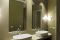 Suite JDF, progettata da Jacopo della Fontana, al TownHouse Duomo. L'area bagno-benessere. I lavabi e i sanitari sono Globo. Le rubinetterie Hansgrohe. Le pareti sono rivestite da resina HBsurface