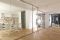 Al piano interrato dello showroom Albed a Milano, la parete modulare Vista ufficio. L'illuminazione è Martinelli Luce