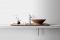 Kreoo. Nabhi Rosso Alicante. Collezione Nabhi. Design Enzo Berti. Equilibrio di forme e proporzioni, la finezza della lavorazione, danno un'immagine a ciotola e vassoio contemporanea e leggera.