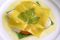 Del 1982 la ricetta di Gualtiero Marchesi del Raviolo Aperto: pasta verde, pasta all'uovo, capesante, succo di zenzero e pepe bianco. 